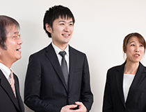 薬局売買.jpを運営するエース調剤株式会社の代表とスタッフ